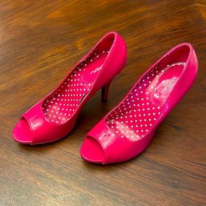 X-APPEAL Hot pink heels. Size 9. Worn only once.